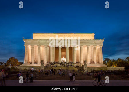 Touristen am Lincoln Memorial in der Dämmerung, Washington, DC, USA Stockfoto