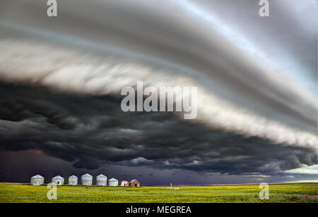 Storm clouds Kanada Warnung ominösen Himmel Saskatchewan Stockfoto