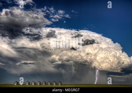Storm clouds Kanada Warnung ominösen Himmel Saskatchewan Stockfoto