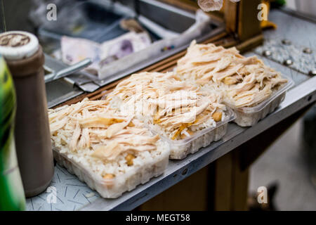 Türkische Street Food Huhn und Reis mit Kichererbsen. / Tavuk pilav. traditionelles Essen Stockfoto