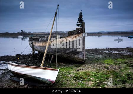 Alten, verlassenen Boot Hulk am Ufer Stockfoto