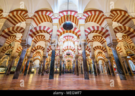 CORDOBA, Spanien - 10. November 2014: Säulenhalle in der Moschee-Kathedrale von Córdoba. Die Website hat eine reiche religiöse Geschichte und ist derzeit ein activ Stockfoto