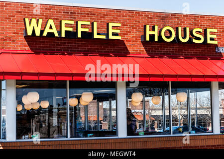 Dayton - ca. April 2018: Außen- und Logo der legendären Southern Restaurant kette Waffle House. Waffle House wurde 1955 gegründet ICH Stockfoto