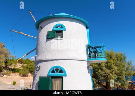 Weiß getünchtes Griechische alte Windmühle am Kap Skinari. Insel Zakynthos, Griechenland Stockfoto