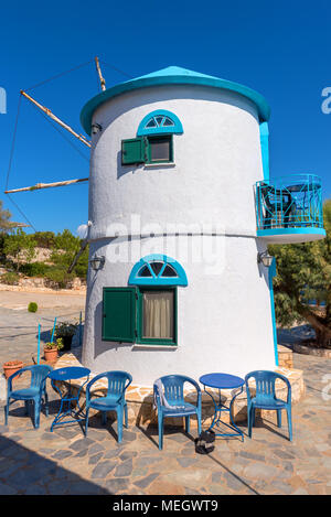 Weiß getünchtes Griechische alte Windmühle am Kap Skinari. Insel Zakynthos, Griechenland Stockfoto