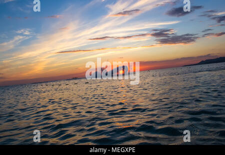 Silhouette eines Mannes auf einem Jet-ski in der Sonne auf dem Meer Sonnenuntergang im Sommer Abend Stockfoto