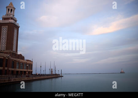 Navy Pier, Chicago, Illinois, mit einer ruhigen Lake Michigan in der Dämmerung unter einem bewölkten Himmel in Richtung eines Wellenbrechers suchen Stockfoto