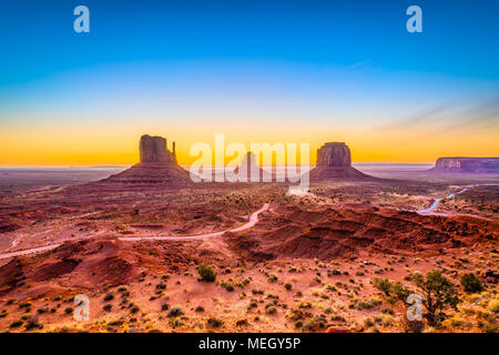 Monument Valley, Arizona, USA in der Morgendämmerung. Stockfoto