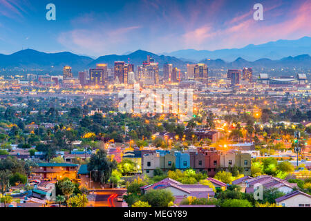 Phoenix, Arizona, USA downtown Stadtbild in der Abenddämmerung. Stockfoto