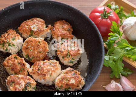 Gebratener Truthahn Schnitzel in der Pfanne. Stockfoto