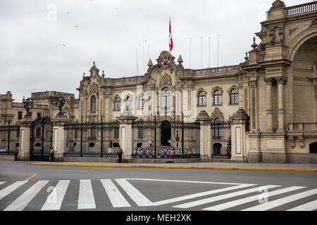 LIMA, PERU - 29. Dezember 2017: Wachablösung durch Präsidentenpalast in Lima, Peru. Diese barocke Erweckung wurde 1938 eröffnet. Stockfoto