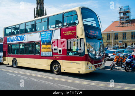 Ein Scarborough & Bezirk Double Decker Bus vor kurzem am Marktplatz in Helmsley North Yorkshire eingetroffen Stockfoto