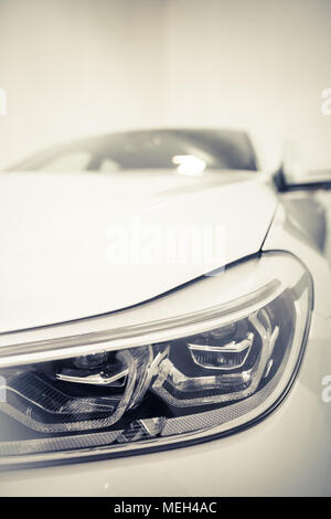 Nahaufnahme von einigen LED Autoscheinwerfer. Stockfoto