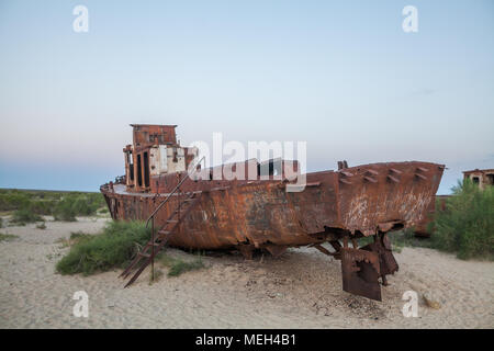 Farbbild eines gestrandeten Schiff am ehemaligen Ufer des Aralsees in Moynaq, Usbekistan. Stockfoto