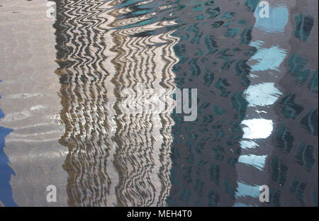 Im Stadtzentrum gelegene Gebäude Reflexionen. Stockfoto