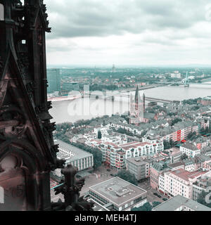 Luftaufnahme von Köln vom Dom entfernt. Stockfoto