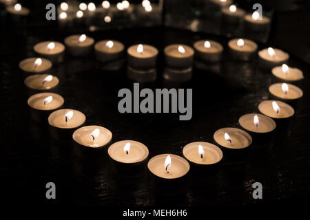 Entgraten Kerzen in Hearth bilden. Abstrakte liebe Foto. Stockfoto