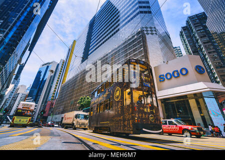 Hongkong, China - 30.Juni 2017: Vintage doppelstöckigen Straßenbahnen im Zentrum von Hong Kong, Hong Kong, China Stockfoto