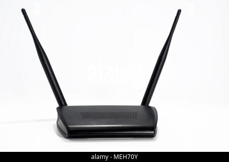 Schwarz Internet Router. Auf weissem Hintergrund. Stockfoto