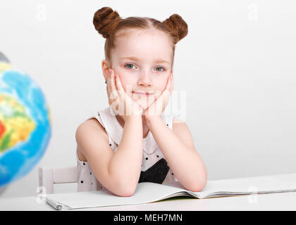 Lustige kleine Mädchen am Tisch eines ersten - Sortierer. Stockfoto