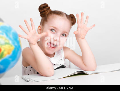 Lustige kleine Mädchen am Tisch eines ersten - Sortierer. Stockfoto