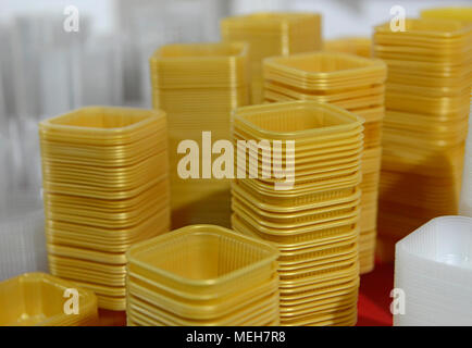 Aufbewahrungsbehälter aus Plastik auf der China International Backwaren Ausstellung und Messe in Peking, China Stockfoto