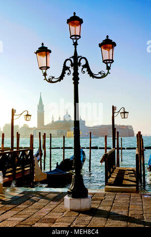 Gondel und street lamp/Laterne mit Kirche San Giorgio Maggiore im Hintergrund, Grand Canal, Piazza San Marco / Markusplatz, Venedig, Italien Stockfoto
