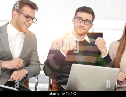 Drei aufgeregt Mitarbeiter gute Nachrichten zusammen auf Linie Stockfoto