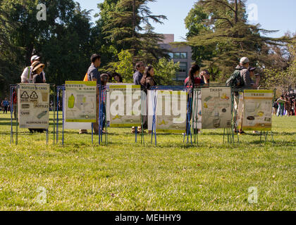 Davis, Kalifornien, USA, 21. April 2017. Kompost pädagogischen Anzeige UC Davis jährliche Picknick Tag. Picknick Tag ist ein glücklicher Tag an der UC Kalifornien in Davis wh Stockfoto