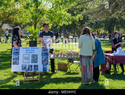 Davis, Kalifornien, USA, 21. April 2017. Globale medizinische Missionen Zulage stand während der UC Davis jährliche Picknick Tag. Picknick Tag ist ein glücklicher Tag an der UC Cal Stockfoto