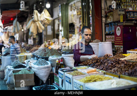 Gaza, Gaza, Palästina. 22 Apr, 2018. Palästinenser shop auf einem Markt in Gaza Stadt am 22. April 2018. Die Palästinenser sind für Bargeld gegurtet und Märkte leiden unter einer beispiellosen Rezession. Credit: Mahmoud Issa/Quds Net News/ZUMA Draht/Alamy leben Nachrichten Stockfoto