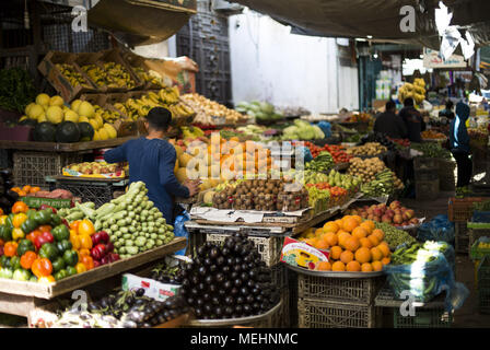 Gaza, Gaza, Palästina. 22 Apr, 2018. Palästinenser shop auf einem Markt in Gaza Stadt am 22. April 2018. Die Palästinenser sind für Bargeld gegurtet und Märkte leiden unter einer beispiellosen Rezession. Credit: Mahmoud Issa/Quds Net News/ZUMA Draht/Alamy leben Nachrichten Stockfoto