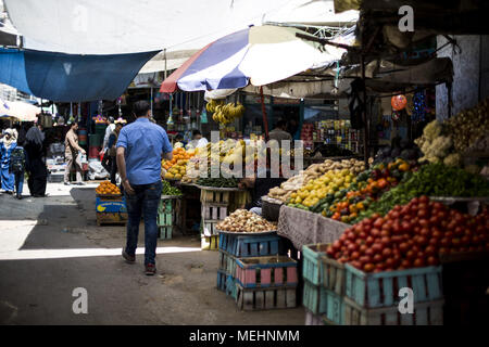 Gaza, Gaza, Palästina. 22 Apr, 2018. Palästinenser shop auf einem Markt in Gaza Stadt am 22. April 2018. Die Palästinenser sind für Bargeld gegurtet und Märkte leiden unter einer beispiellosen Rezession. Credit: Mahmoud Issa/Quds Net News/ZUMA Draht/Alamy leben Nachrichten Stockfoto