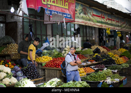 Gaza, Gaza, Palästina. 22 Apr, 2018. Palästinenser shop auf einem Markt in Gaza Stadt am 22. April 2018. Die Palästinenser sind für Bargeld gegurtet und Märkte leiden unter einer beispiellosen Rezession. Credit: Mahmoud Issa/Quds Net News/ZUMA Draht/Alamy leben Nachrichten Stockfoto