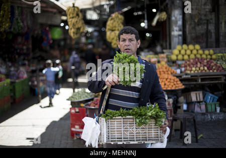 Gaza, Gaza, Palästina. 22 Apr, 2018. Palästinenser shop auf einem Markt in Gaza Stadt am 22. April 2018. Die Palästinenser sind für Bargeld gegurtet und Märkte leiden unter einer beispiellosen Rezession. Credit: Mahmoud Issa/Quds Net News/ZUMA Draht/Alamy leben Nachrichten Stockfoto