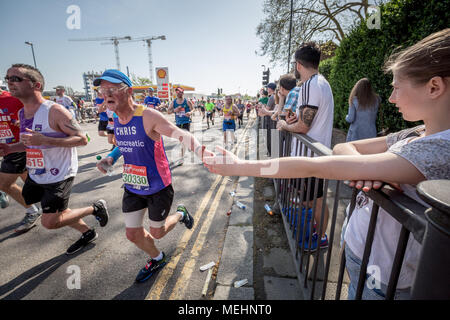 London, Großbritannien. 22. April 2018. 38Th London Marathon führt durch Deptford. Credit: Guy Corbishley/Alamy leben Nachrichten Stockfoto