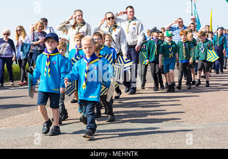 Bournemouth, Dorset, Großbritannien 22. April 2018. Warmes, sonniges Wetter, während Hunderte sich herausstellen, um die Parade der Pfadfinder des St. George's Day in Bournemouth zu unterstützen. Jugendliche Jungen und Mädchen Pfadfinder Jungen Biber feiern Saint Georges Tag an der Prozession teilnehmen. Quelle: Carolyn Jenkins/Alamy Live News Stockfoto