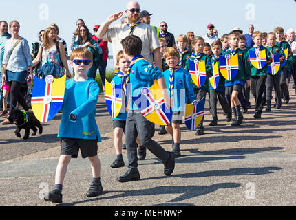 Bournemouth, Dorset, Großbritannien 22. April 2018. Warmes, sonniges Wetter, während Hunderte sich herausstellen, um die Parade der Pfadfinder des St. George's Day in Bournemouth zu unterstützen. Jugendliche Jungen und Mädchen Pfadfinder Jungen Biber feiern Saint Georges Tag an der Prozession teilnehmen. Biber mit ihren selbst gefertigten Schilden aus Karton. Quelle: Carolyn Jenkins/Alamy Live News Stockfoto