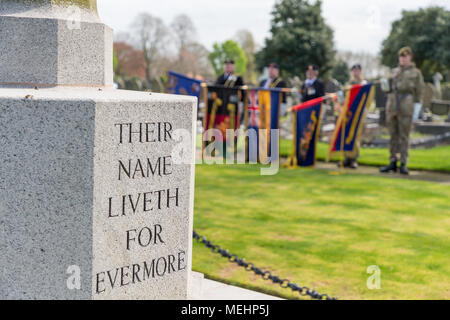 Standardträger geringere ihre Farben hinter dem Denkmal Kreuz in Soldaten' Ecke während der Service der Jahrestag der ANZAC Day - Warrington, UK, 22. April 2018 zu gedenken. Veteranen und Kadetten, die ihre Farben in der Nähe der Gedenkstätte am Anzac Day in Warrington in Soldaten' Corner von Warrington Friedhof am Sonntag, den 22. April 2018 Credit: John Hopkins/Alamy leben Nachrichten Stockfoto