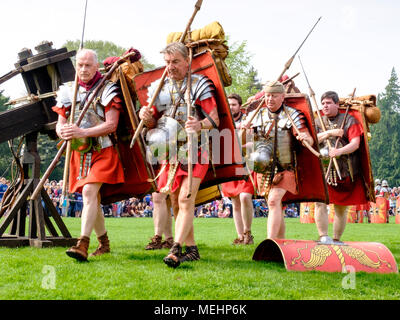 Badewanne, UK, 22. April 2018. Das Hermelin Street Guard, Experte Roman Re-enactors gezeigt Leben wie ein römischer Legionär heute vor der Royal Crescent. Die Menge unterhalten und im Leben der Geschichte als Teil der Feierlichkeiten zum Tag des Weltkulturerbes ausgebildet. Bad war ursprünglich als Aquae Sulis, als die Römer ankamen, war der erste Vorteil der heißen Quellen vor fast zweitausend Jahren bekannt. © JMF-News/Alamy Leben Nachrichten. Stockfoto