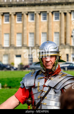 Badewanne, UK, 22. April 2018. Das Hermelin Street Guard, Experte Roman Re-enactors gezeigt Leben wie ein römischer Legionär heute vor der Royal Crescent. Die Menge unterhalten und im Leben der Geschichte als Teil der Feierlichkeiten zum Tag des Weltkulturerbes ausgebildet. Bad war ursprünglich als Aquae Sulis, als die Römer ankamen, war der erste Vorteil der heißen Quellen vor fast zweitausend Jahren bekannt. © JMF-News/Alamy Leben Nachrichten. Stockfoto