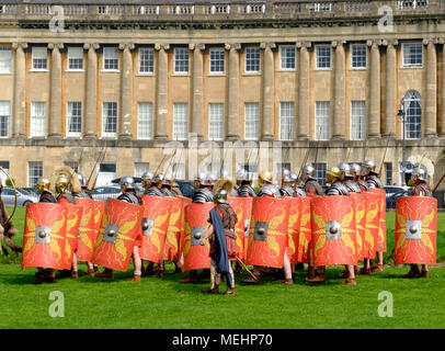 Badewanne, UK, 22. April 2018. Das Hermelin Street Guard, Experte Roman Re-enactors gezeigt Leben wie ein römischer Legionär heute vor der Royal Crescent. Die Menge unterhalten und im Leben der Geschichte als Teil der Feierlichkeiten zum Tag des Weltkulturerbes ausgebildet. Bad war ursprünglich als Aquae Sulis, als die Römer ankamen, war der erste Vorteil der heißen Quellen vor fast zweitausend Jahren bekannt. © JMF-News/Alamy Leben Nachrichten. Stockfoto