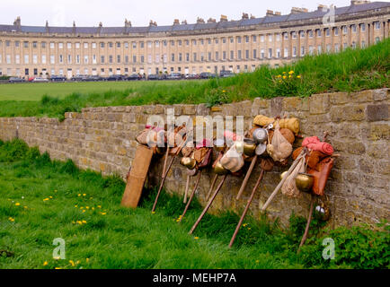 Badewanne, UK, 22. April 2018. Das Hermelin Street Guard, Experte Roman Re-enactors gezeigt Leben wie ein römischer Legionär heute vor der Royal Crescent. Die Menge unterhalten und im Leben der Geschichte als Teil der Feierlichkeiten zum Tag des Weltkulturerbes ausgebildet. Bad war ursprünglich als Aquae Sulis, als die Römer ankamen, war der erste Vorteil der heißen Quellen vor fast zweitausend Jahren bekannt. © JMF-News/Alamy Leben Nachrichten. Stockfoto