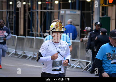 New York, USA, 22. April 2018. Leute, die in der Jährlichen 9/11 Memorial Run/Walk in der Nähe von Ground Zero in Manhattan. Quelle: Christopher Penler/Alamy leben Nachrichten Stockfoto