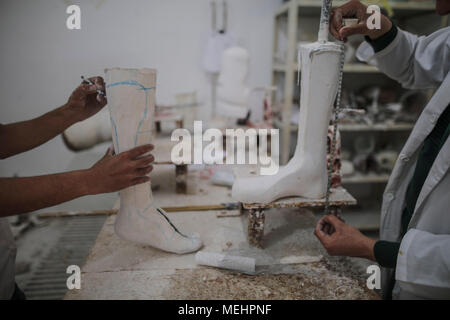 Gaza, Palästina, 22. April 2018. Mitarbeiter von Gazas künstliche Gliedmaßen und Polio Center (ALPC) bereiten prothetischen Beine, in Gaza, den 22. April 2018. Die alpc wurde 1974 gegründet und betreibt mit der technischen Unterstützung des Internationalen Roten Kreuzes. Es ist das einzige Zentrum seiner Art in den Gazastreifen, die Prothesen und Orthesen zur Verfügung stellt. Nach Gaza Gesundheit Ministerium, 17 Palästinenser Gliedmaßen, nachdem es Zugang zu einer ausreichenden medizinischen Versorgung außerhalb Gazastreifen amputiert. Quelle: dpa Picture alliance/Alamy leben Nachrichten Stockfoto