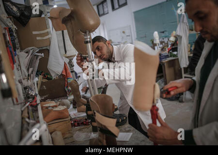 Gaza, Palästina, 22. April 2018. Mitarbeiter von Gazas künstliche Gliedmaßen und Polio Center (ALPC) bereiten prothetischen Beine, in Gaza, den 22. April 2018. Die alpc wurde 1974 gegründet und betreibt mit der technischen Unterstützung des Internationalen Roten Kreuzes. Es ist das einzige Zentrum seiner Art in den Gazastreifen, die Prothesen und Orthesen zur Verfügung stellt. Nach Gaza Gesundheit Ministerium, 17 Palästinenser Gliedmaßen, nachdem es Zugang zu einer ausreichenden medizinischen Versorgung außerhalb Gazastreifen amputiert. Quelle: dpa Picture alliance/Alamy leben Nachrichten Stockfoto