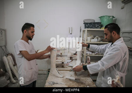 Gaza, Palästina, 22. April 2018. Mitarbeiter von Gazas künstliche Gliedmaßen und Polio Center (ALPC) bereiten prothetischen Beine, in Gaza, den 22. April 2018. Die alpc wurde 1974 gegründet und betreibt mit der technischen Unterstützung des Internationalen Roten Kreuzes. Es ist das einzige Zentrum seiner Art in den Gazastreifen, die Prothesen und Orthesen zur Verfügung stellt. Nach Gaza Gesundheit Ministerium, 17 Palästinenser Gliedmaßen, nachdem es Zugang zu einer ausreichenden medizinischen Versorgung außerhalb Gazastreifen amputiert. Quelle: dpa Picture alliance/Alamy leben Nachrichten Stockfoto