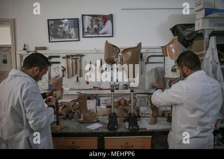 Gaza, Palästina, 22. April 2018. Mitarbeiter von Gazas künstliche Gliedmaßen und Polio Center (ALPC) bereiten prothetischen Beine, in Gaza, den 22. April 2018. Die alpc wurde 1974 gegründet und betreibt mit der technischen Unterstützung des Internationalen Roten Kreuzes. Es ist das einzige Zentrum seiner Art in den Gazastreifen, die Prothesen und Orthesen zur Verfügung stellt. Nach Gaza Gesundheit Ministerium, 17 Palästinenser Gliedmaßen, nachdem es Zugang zu einer ausreichenden medizinischen Versorgung außerhalb Gazastreifen amputiert. Quelle: dpa Picture alliance/Alamy leben Nachrichten Stockfoto