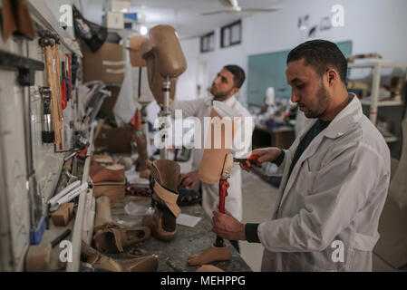 Gaza, Palästina, 22. April 2018. Mitarbeiter von Gazas künstliche Gliedmaßen und Polio Center (ALPC) bereiten prothetischen Beine, in Gaza, den 22. April 2018. Die alpc wurde 1974 gegründet und betreibt mit der technischen Unterstützung des Internationalen Roten Kreuzes. Es ist das einzige Zentrum seiner Art in den Gazastreifen, die Prothesen und Orthesen zur Verfügung stellt. Nach Gaza Gesundheit Ministerium, 17 Palästinenser Gliedmaßen, nachdem es Zugang zu einer ausreichenden medizinischen Versorgung außerhalb Gazastreifen amputiert. Quelle: dpa Picture alliance/Alamy leben Nachrichten Stockfoto