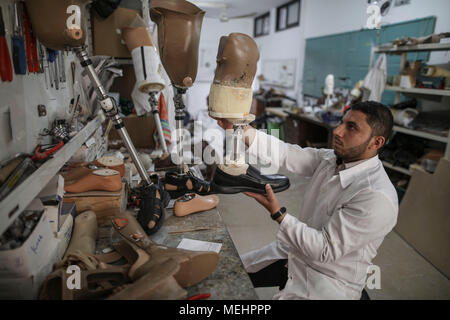 Gaza, Palästina, 22. April 2018. Ein Mitarbeiter des Gaza künstliche Gliedmaßen und Polio Center (ALPC) bereitet eine Prothese, in Gaza, den 22. April 2018. Die alpc wurde 1974 gegründet und betreibt mit der technischen Unterstützung des Internationalen Roten Kreuzes. Es ist das einzige Zentrum seiner Art in den Gazastreifen, die Prothesen und Orthesen zur Verfügung stellt. Nach Gaza Gesundheit Ministerium, 17 Palästinenser Gliedmaßen, nachdem es Zugang zu einer ausreichenden medizinischen Versorgung außerhalb Gazastreifen amputiert. Quelle: dpa Picture alliance/Alamy leben Nachrichten Stockfoto